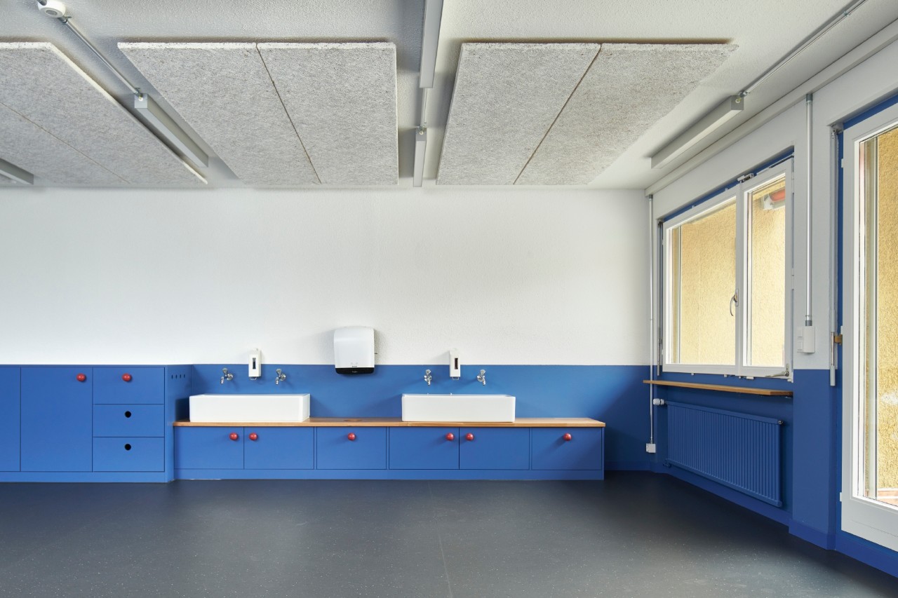 Zahnputzbereich im Betreuungsraum mit wiederverwendeten Lavabos und eingebauten Schrankelementen (Bild: Theodor Stalder)